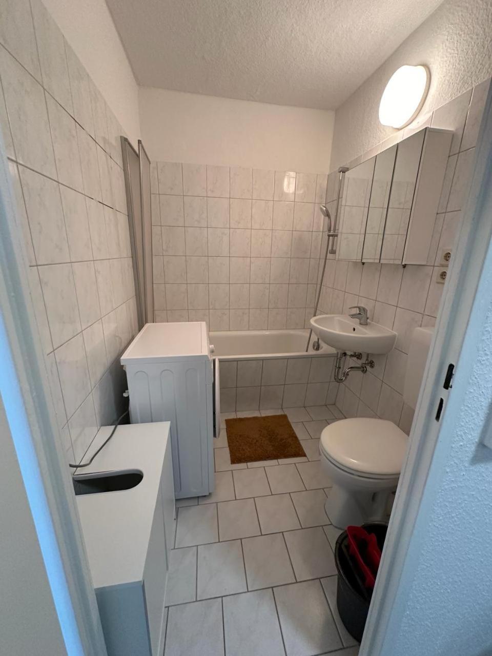 Ideal Fuer Monteure. 3 Zimmer Apartment Mit Kueche, Waschmaschine, Wifi Usw... . Halle  Exterior photo